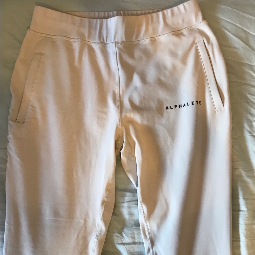 Alphalete Women’s Premium Joggers - Light Grey